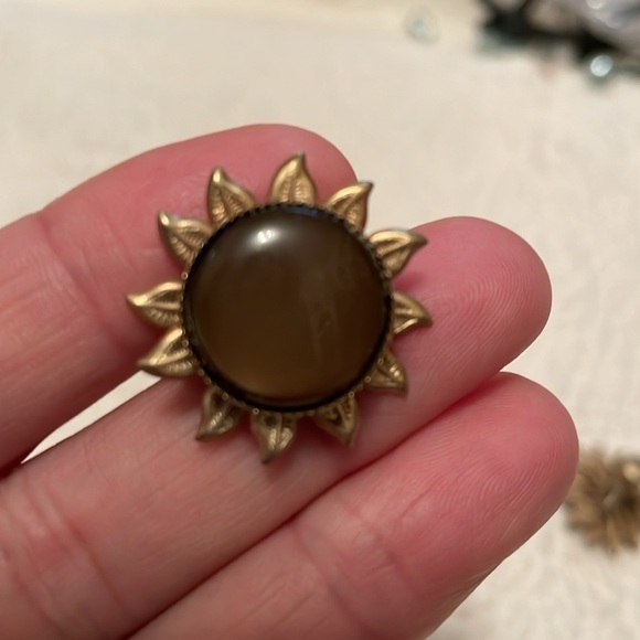 Vintage Pin and clip earring set. Flower design with brown center. Gold toned. - Picture 7 of 7